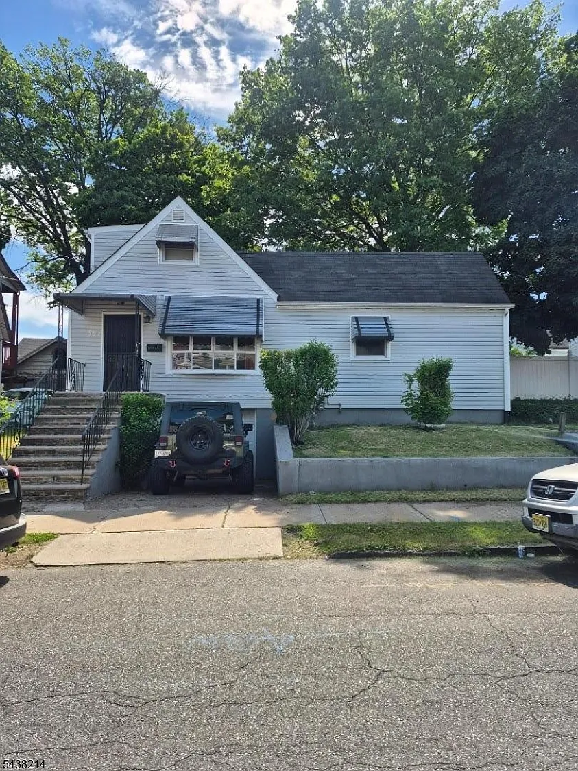 3 bed, 1.5 bath, $2,700 — Photo 1