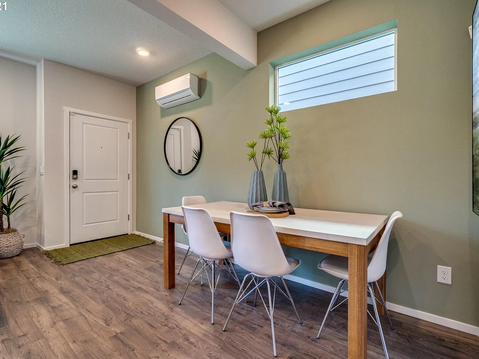 3 bed, 2.5 bath, 1369 sqft, $2,500 — Photo 3