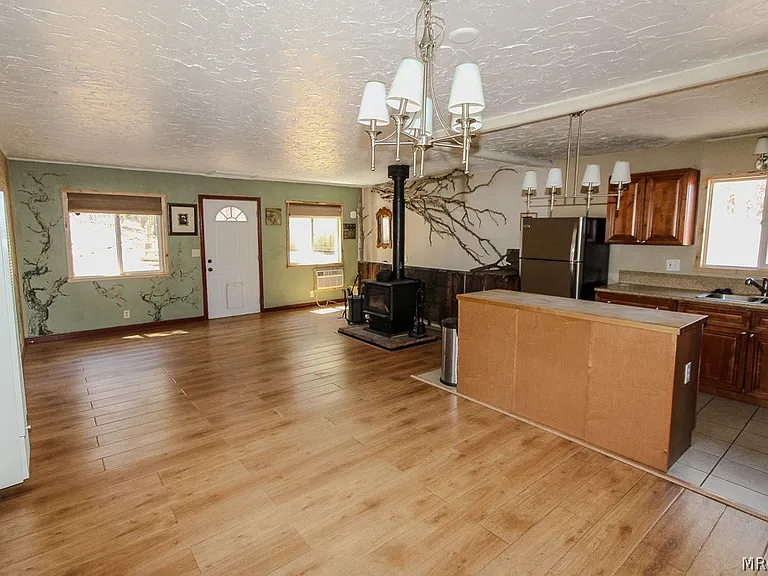 880 Wabash Ln — Photo 4
