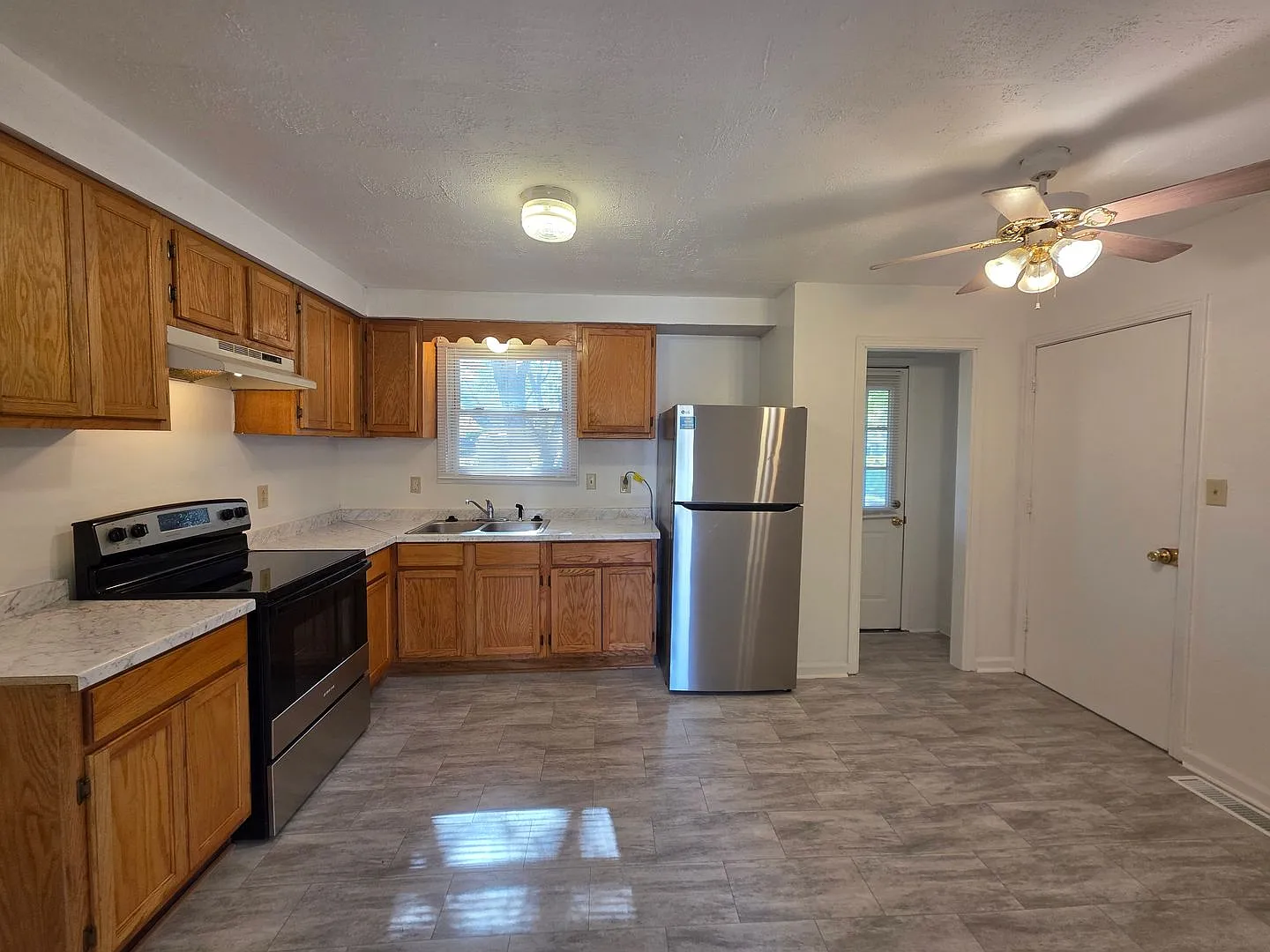 Charming 3-Bedroom Home with Spacious Backyard & Modern Amenities — Photo 4