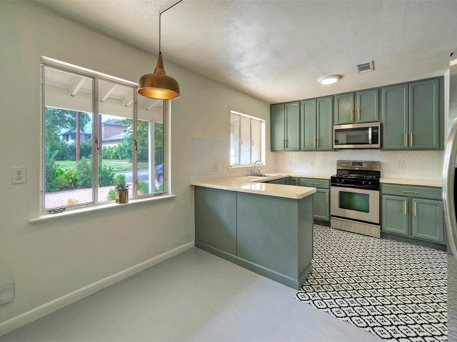 5 bed, 3.0 bath, 2029 sqft, $6,500 — Photo 3