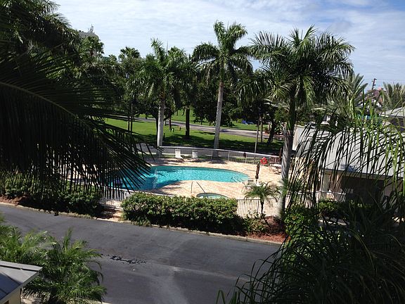 Close to the Pool!!