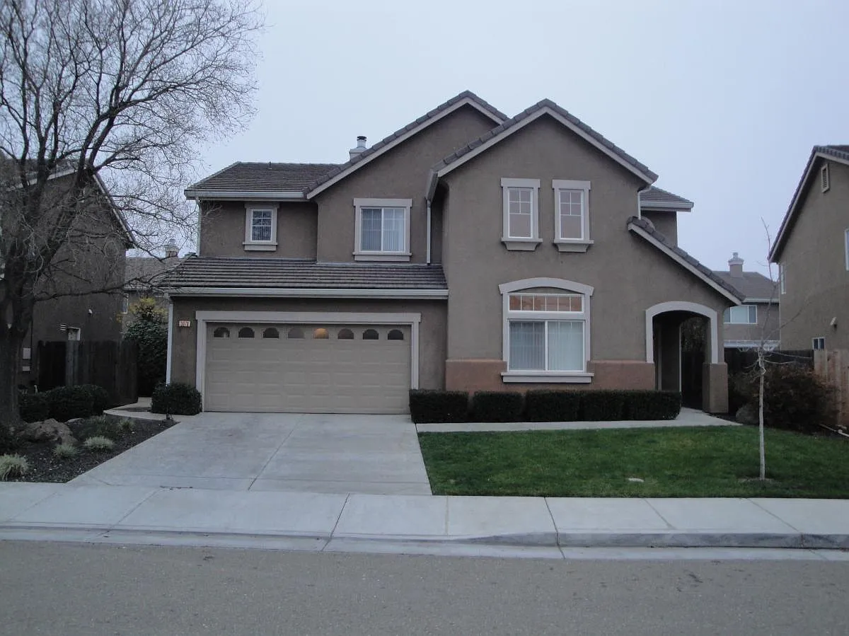 5 bed, 2696 sqft, $3,199 — Photo 2