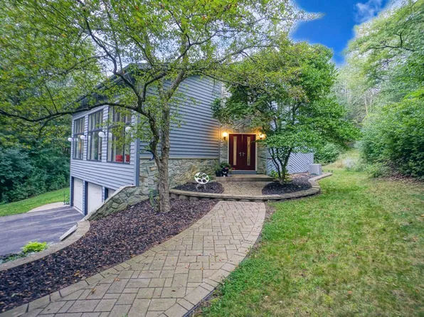 1061 North Lost Woods ROAD, Oconomowoc, WI 53066
