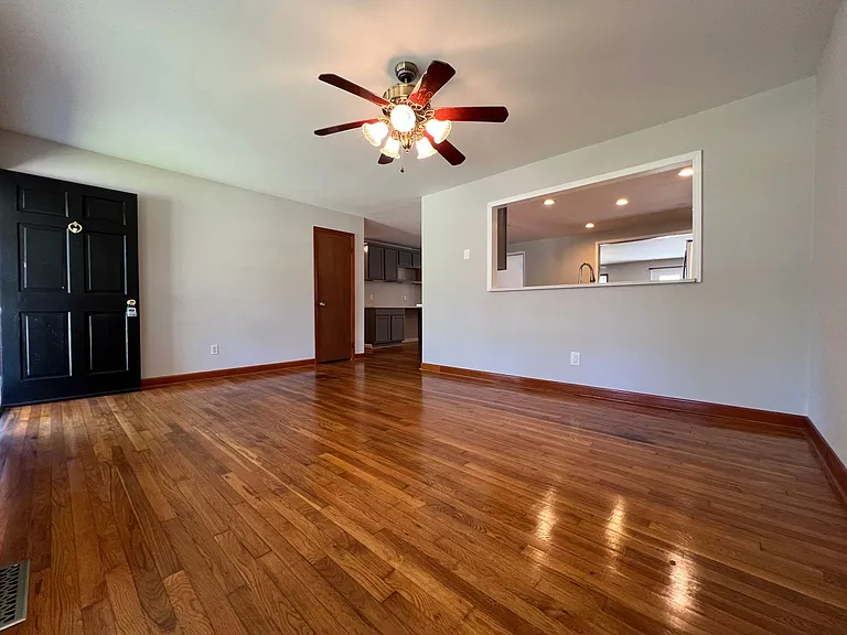 805 Gardenview Dr — Photo 4