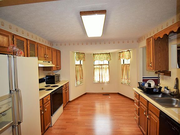 3rd image of 4490 Brockwood Dr