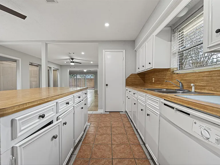 6102 Crakston St — Photo 14