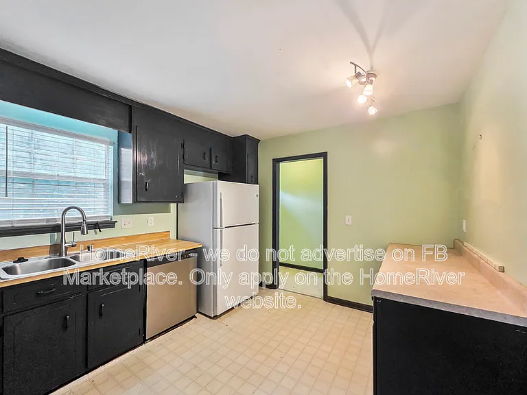 9444 Stately Oak Ln — Photo 8