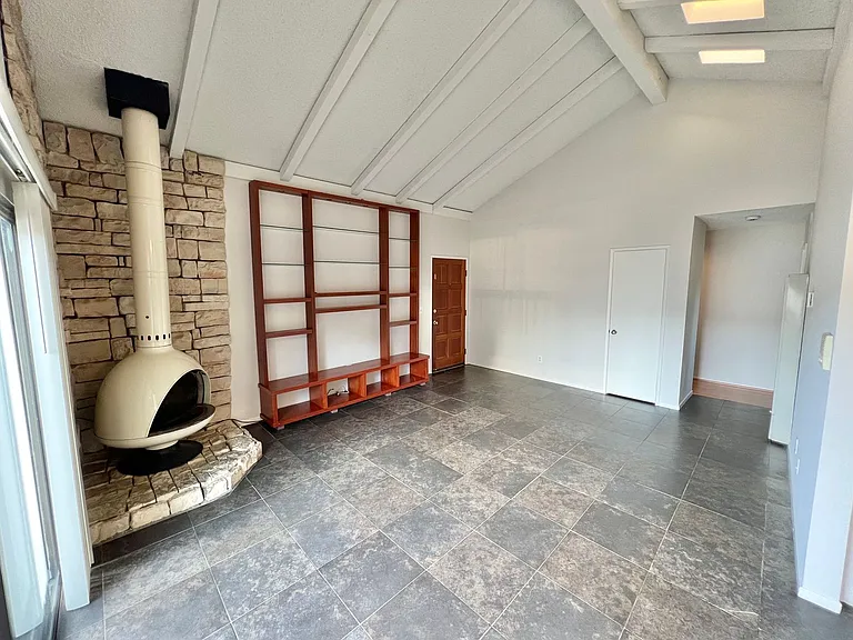 1045 E 3rd St #3 — Photo 3