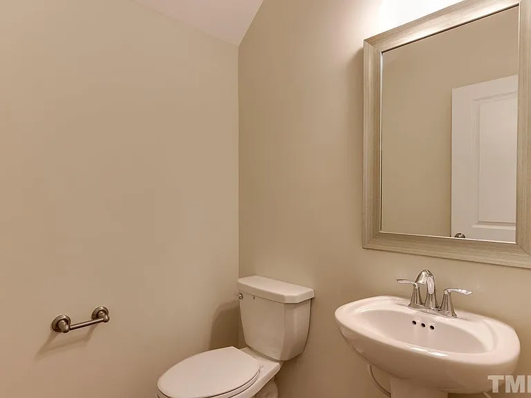 204 Loxton St — Photo 15