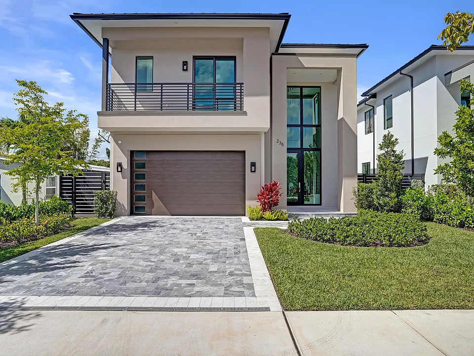 235 NE 11th St