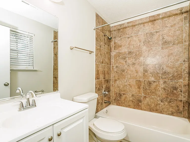 4877 Plymouth Trce — Photo 12