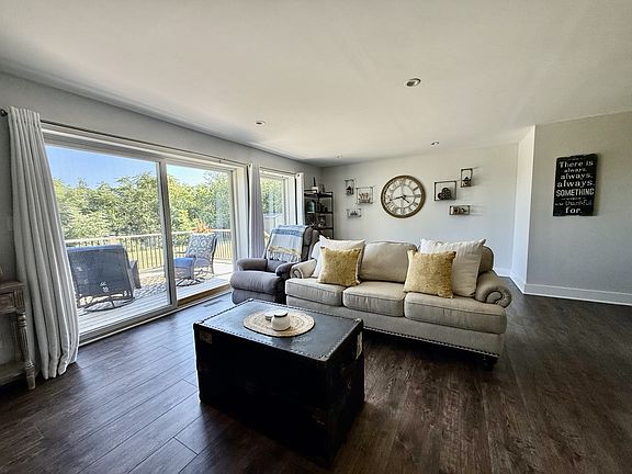 3rd image of 2084 Rockwell Rd