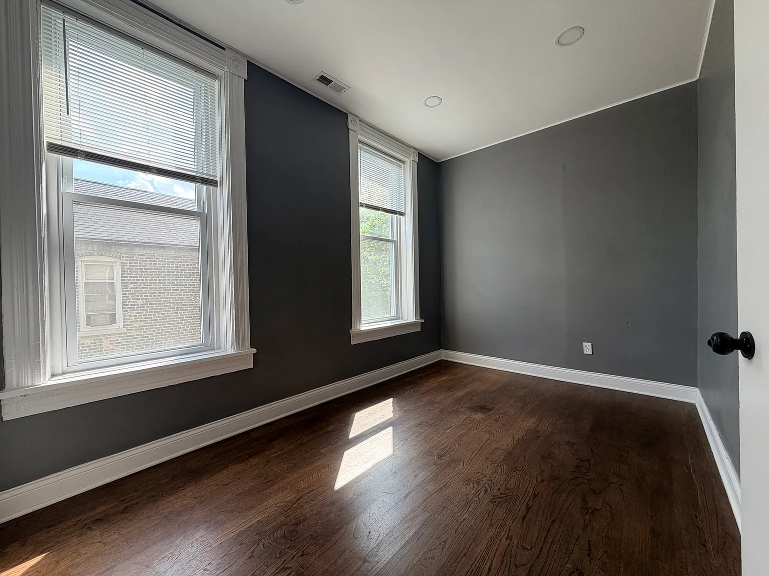 4 bed, 1.5 bath, 1100 sqft, $2,050 — Photo 3