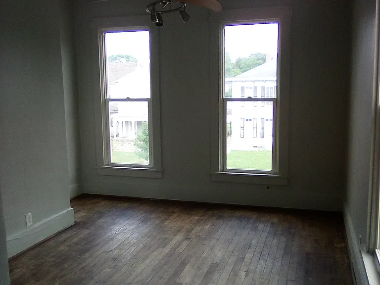 218 1/2 S 14th St #1/2 — Photo 4