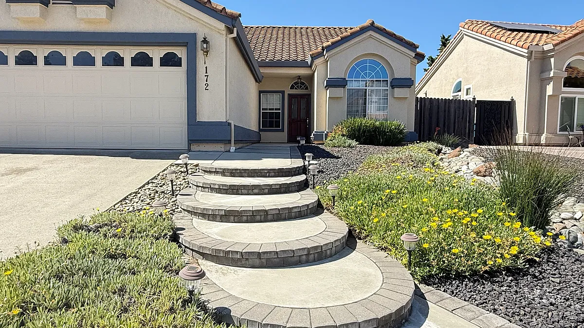 Front yard - 172 Suncrest Way