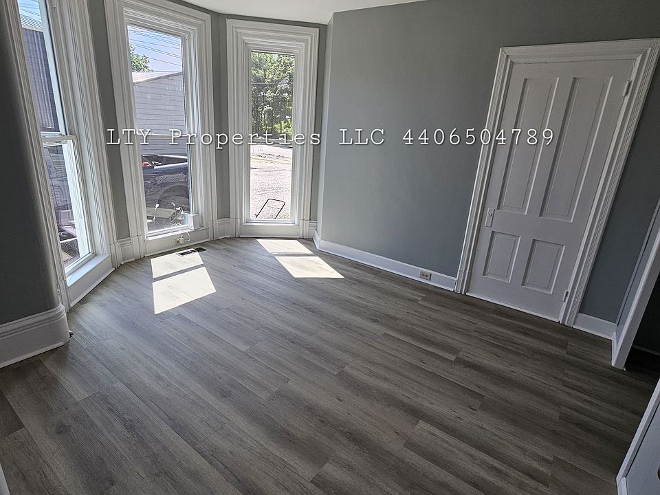 1st image of 423 W 48th St #3
