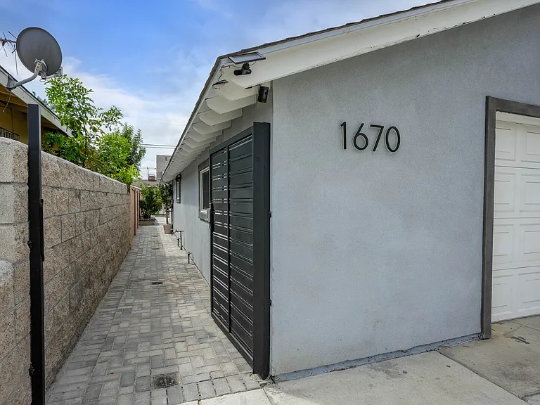 W Cerritos Ave — Photo 35