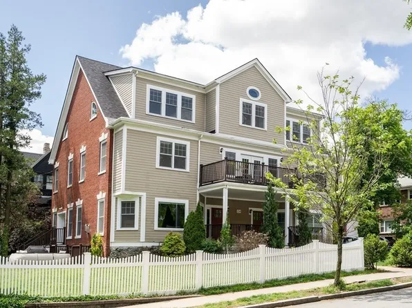 134 Salisbury Rd #1, Brookline, MA 02445
