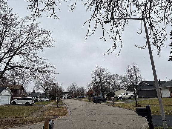 5th image of 319 Dean Cir