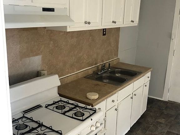 4th image of 3034 Dupont St