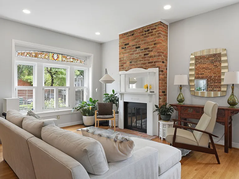 404 N Shields Ave — Photo 2