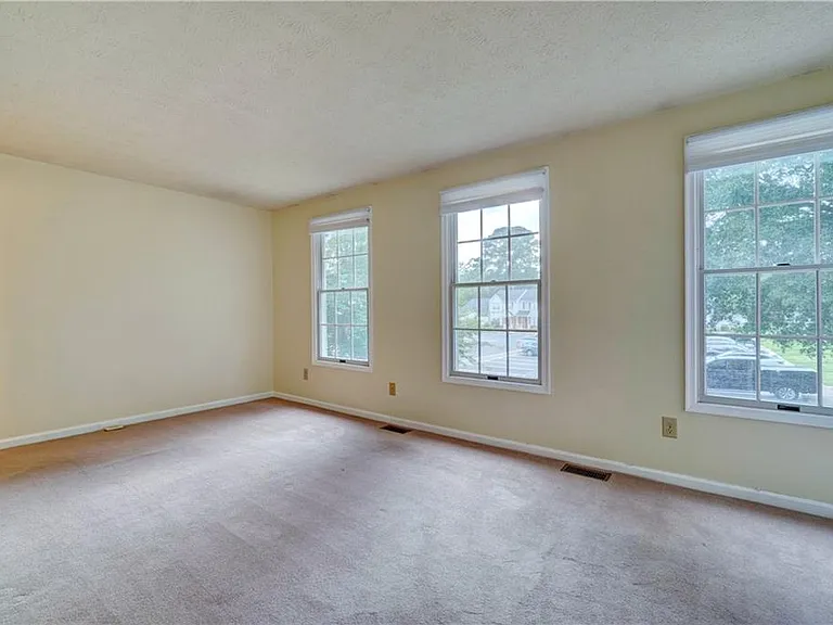 122 Sterling Ct — Photo 10