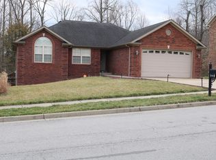 7068 Plum Creek Dr, Sellersburg, IN 47172