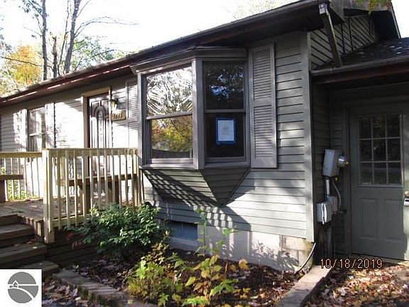 3rd image of 1615 Aspen Dr NE