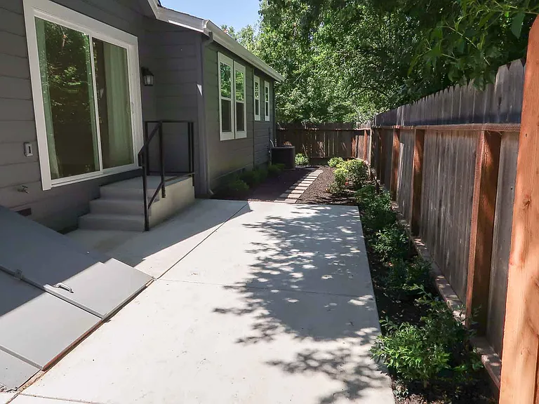 1162 Division St — Photo 4