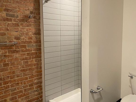 4th image of 324 Niagara St #205/305