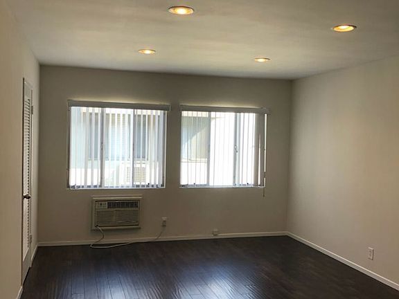 3rd image of 308 S Doheny Dr APT 5