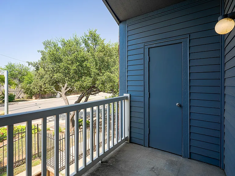 Ironhorse Flats-Patio
