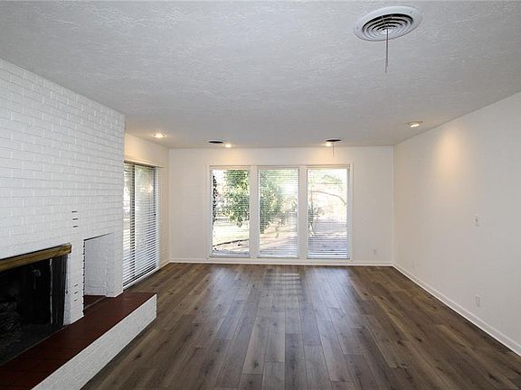 3rd image of 1715 Oakwood Dr