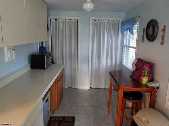 5th image of 917 De Hirsch Ave