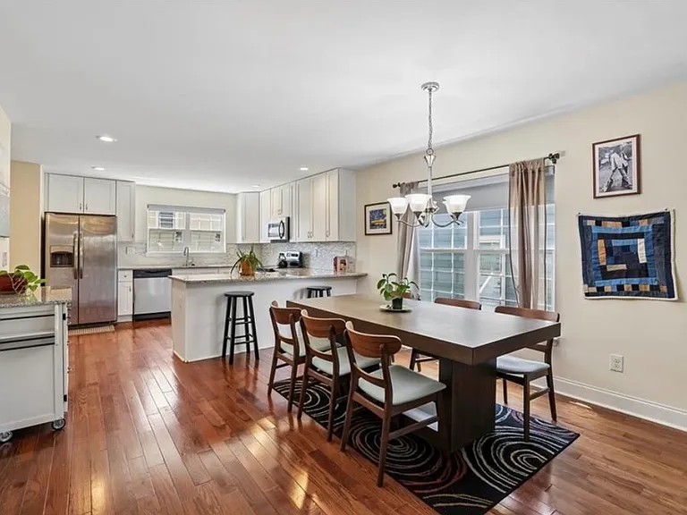 744 Garibaldi St SW — Photo 4