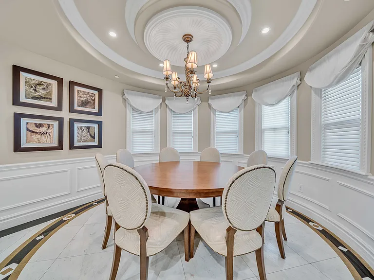 137 W Winnie Way — Photo 2