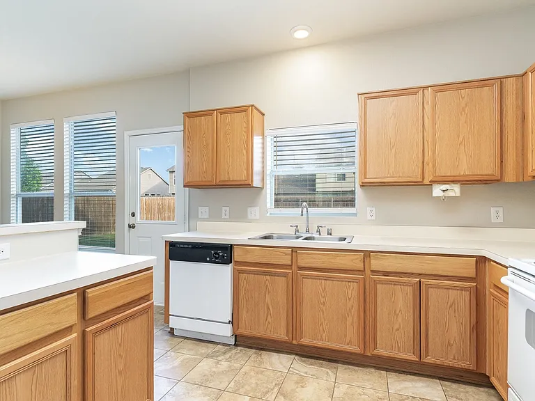 815 Carlton Rd — Photo 6