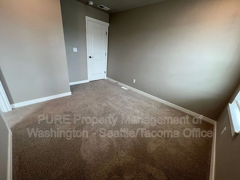 910 Burwood St SE — Photo 23