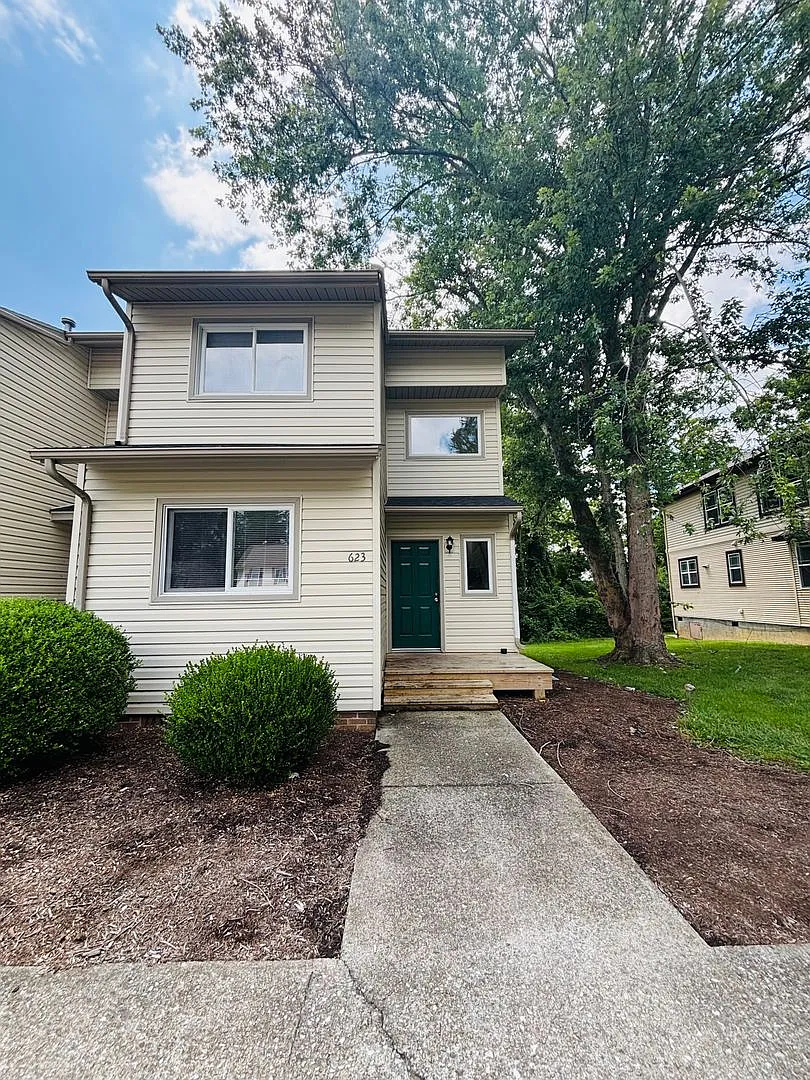 4 Bedroom 2.5 Bath Townhouse — Photo 1