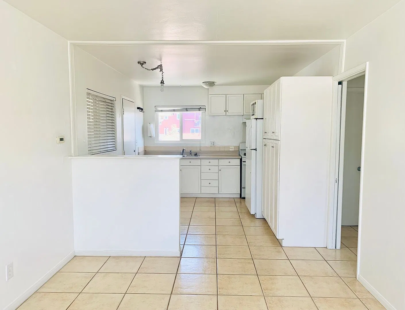 Bright Mission Beach 2BD/1BA Apartment across from Ocean w/ 2 Parking Spaces! $2,895/mo! — Photo 3