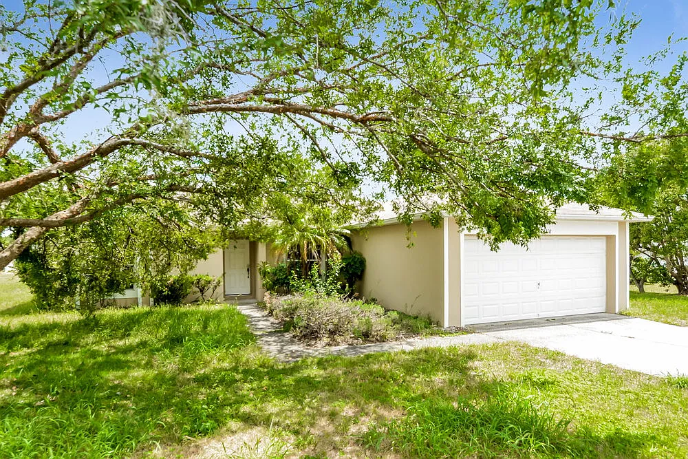 3 bed, 2.0 bath, 1382 sqft, $2,260 — Photo 1