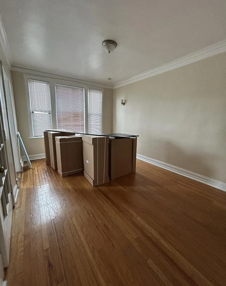 1670 W Pratt Blvd — Photo 2