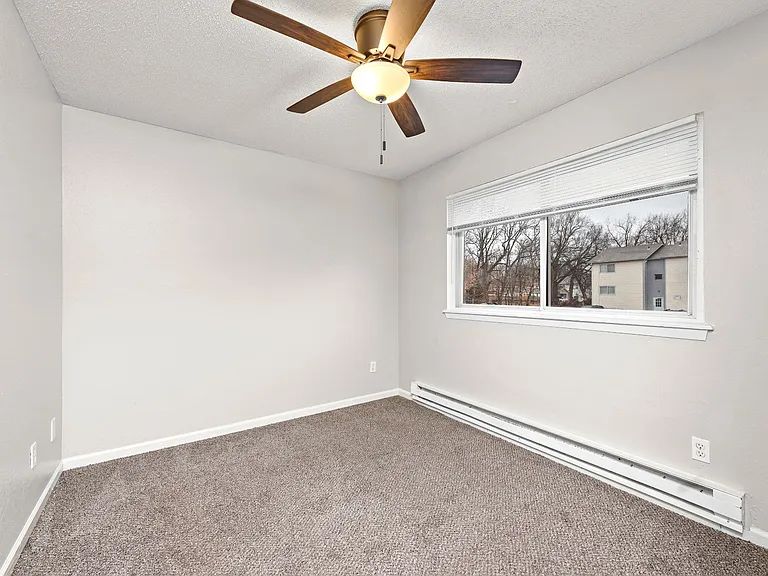 400-408 W Poplar St — Photo 21