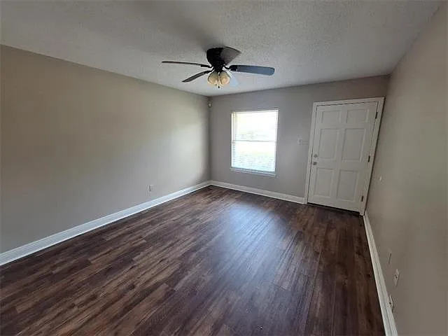 3 bed, 2.0 bath, 1300 sqft, $1,700 — Photo 2