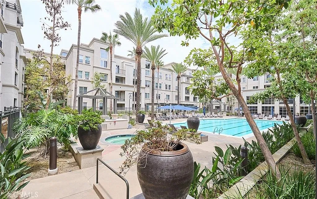 2 bed, 1038 sqft, $3,200 — Photo 1