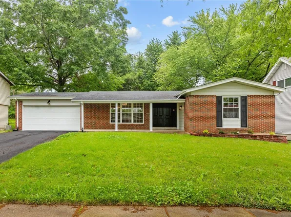 5727 Hidden Cove Ln, Florissant, MO 63034