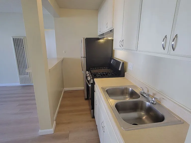 37 unit building close to CSUN! — Photo 18