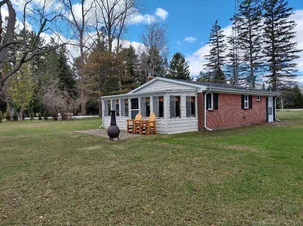5806 Lakeshore Rd N, Palms, MI 48465