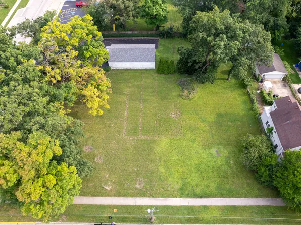 1-5 N Loucks St, Aurora, IL 60505